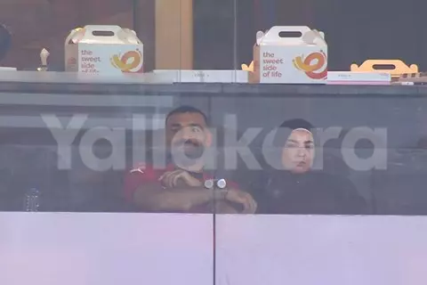 من مدرجات استاد القاهرة.. أسرة صلاح تساند منتخب مصر أمام غينيا بيساو (صور)